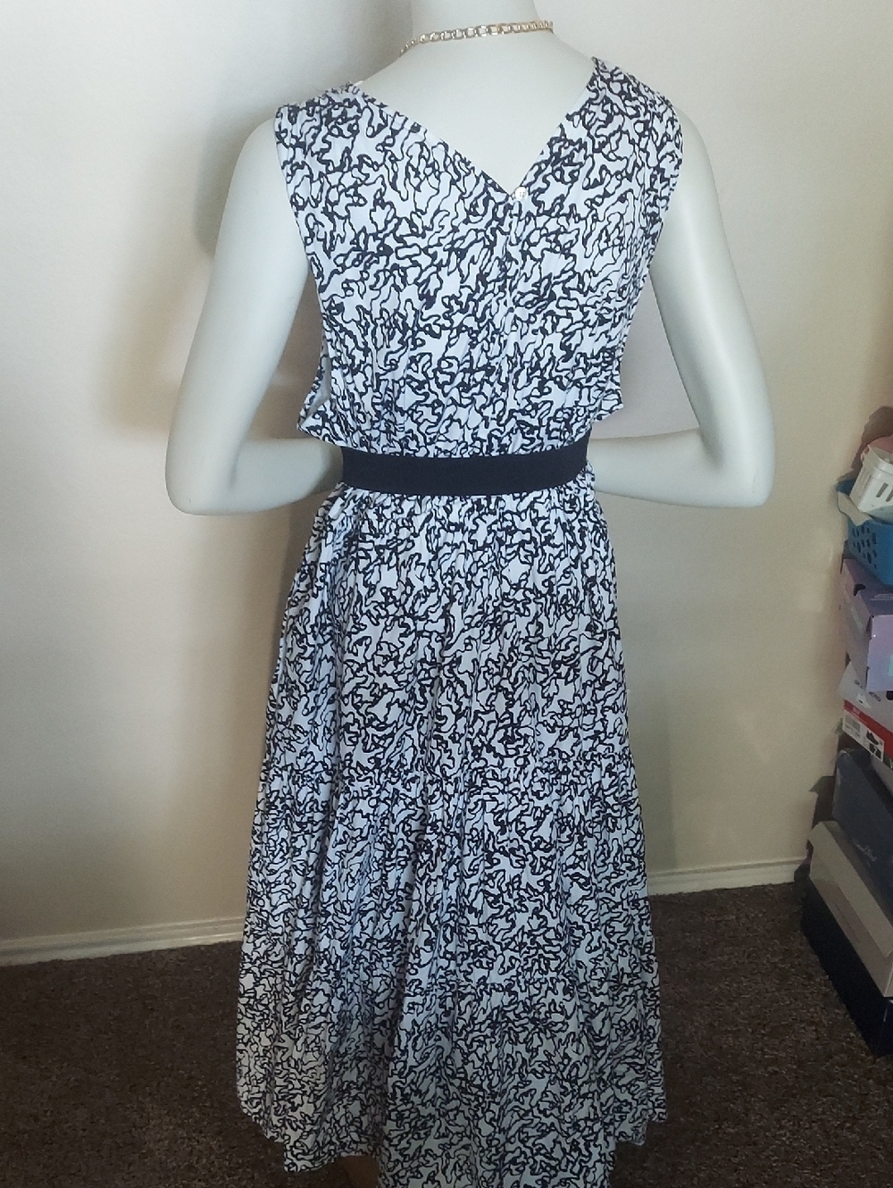 The design includes a gathered elastic waistband for a flattering fit and conven - Picture 7 of 13